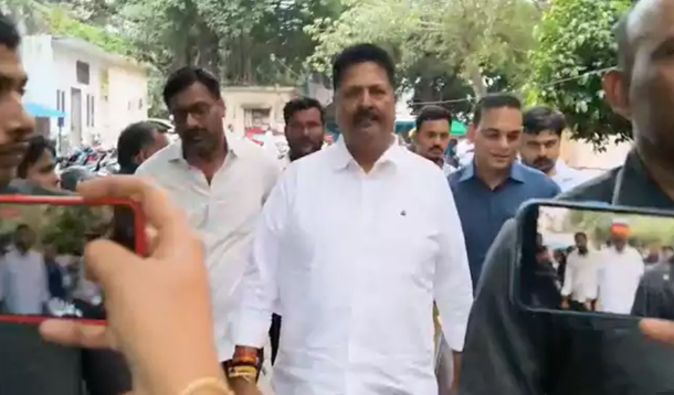 నాంపల్లి కోర్టుకు మాజీమంత్రి కారుమూరి నాగేశ్వరరావు