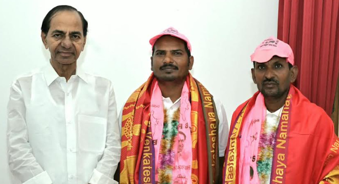 కేసీఆర్ కోసం ఆదివాసీల ఫాంహౌస్ పాదయాత్ర! Adivasis Farmhouse Padayatra For Kcr