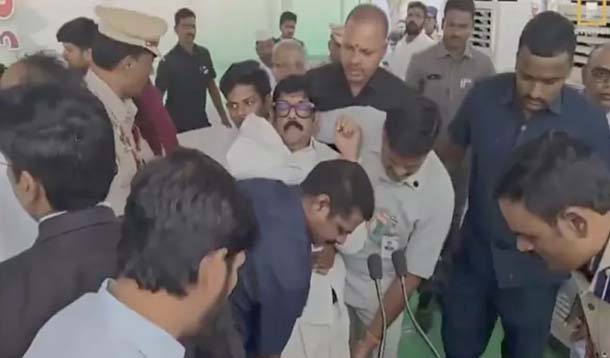 స్వాతంత్య్ర వేడుకల్లో అస్వస్థతకు గురైన మంత్రి ఆనం రామనారాయణరెడ్డి