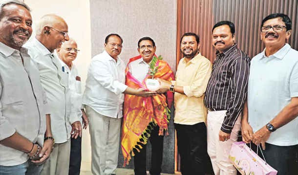 మంత్రి నారాయణను సన్మానించిన క్రెడాయ్ ప్రతినిధులు Credai Ap Representatives Meet Minister Narayana Go 161