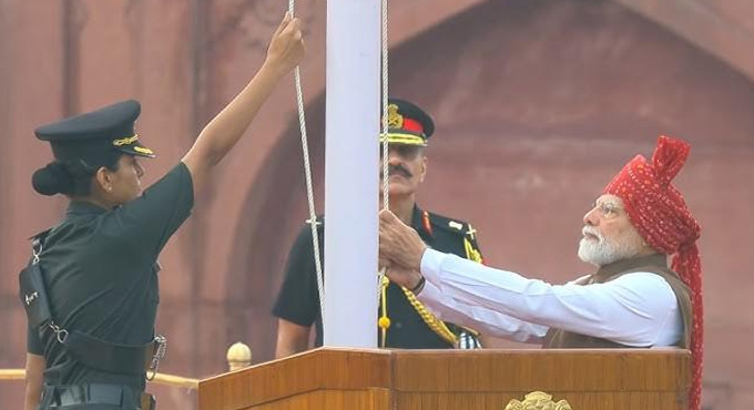 ఎర్రకోటపై ప్రధాని మోదీ పక్కనే వుండి త్రివర్ణ పతాకాన్ని ఎగరేసిన అధికారి ఎవరంటే? Who Is The Female Officer Standing Next To The Prime Minister On Independence Day