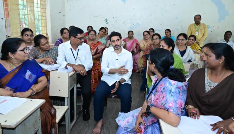 నారా లోకేష్ ..  విద్యార్థుల్లో విద్యార్థిగా… టీచర్లలో టీచర్ గా…!