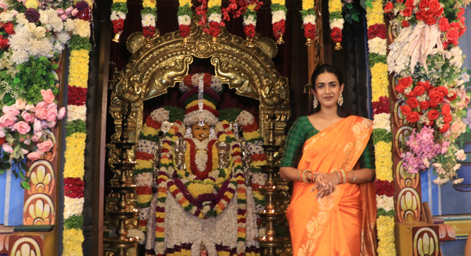 పాతబస్తీ మీరాలం మండి శ్రీ మహంకాళేశ్వర ఆలయంలో బంగారు బోనం ఎత్తిన సినీ నటి, నిర్మాత నిహారిక కొణిదెల Actress Producer Niharika Konidela Offers Bangaru Bonam At Sri Mahankaleshwara Temple In Mir Alam Mandi Old City Hyderabad
