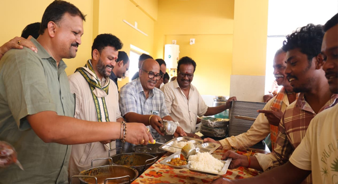 సామాన్యుడిలా ప్లేట్ పట్టుకుని.. అన్న క్యాంటీన్ లో కేంద్ర మంత్రి..!