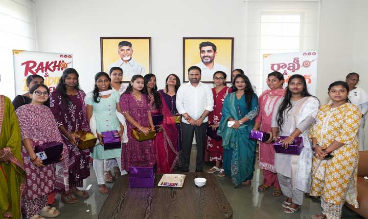 జెన్-జీ యువతతో వినూత్నంగా రాఖీ వేడుకలు జరుపుకున్న ఎంపీ సానా సతీష్ బాబు Mp Sana Satish Babu Celebrates Rakhi With Gen Z Youth In Kakinada