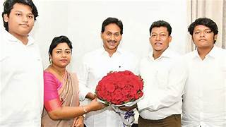 వైఎస్ జగన్తో మాజీ మంత్రి సీదిరి అప్పలరాజు భేటీ Former Minister Seediri Appalaraju Meets Ys Jagan