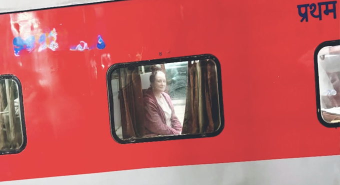 సామాన్య మహిళలా డిప్యూటీ సీఎం పవన్ కళ్యాణ్ సతీమణి..! Pawan Kalyans Wife Anna Lezhneva Travelling In Train