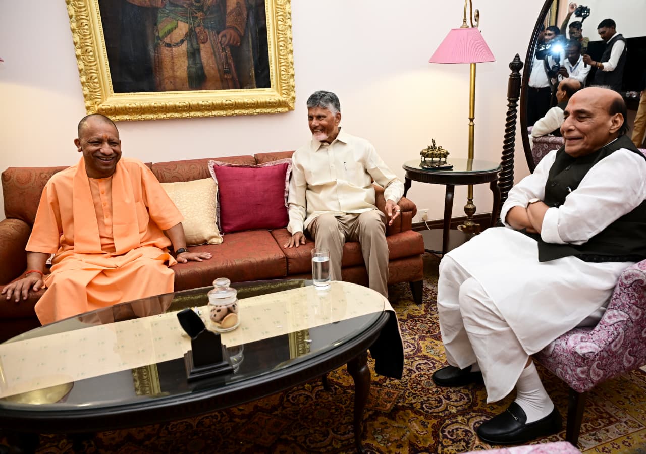 ఉత్తరప్రదేశ్ సీఎం యోగి, కేంద్రమంత్రి రాజ్నాథ్లతో చంద్రబాబు మర్యాదపూర్వక భేటీ Chandrababu Holds A Courtesy Meeting With Uttar Pradesh Cm Yogi And Union Minister Rajnath