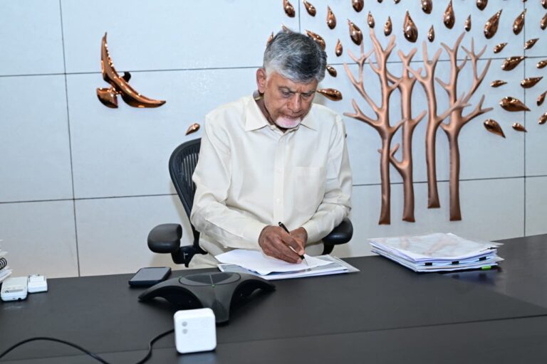 వర్షాలు తగ్గుముఖం పట్టేవరకు కలెక్టర్లు అప్రమత్తంగా ఉండాలి : సీఎం చంద్రబాబు