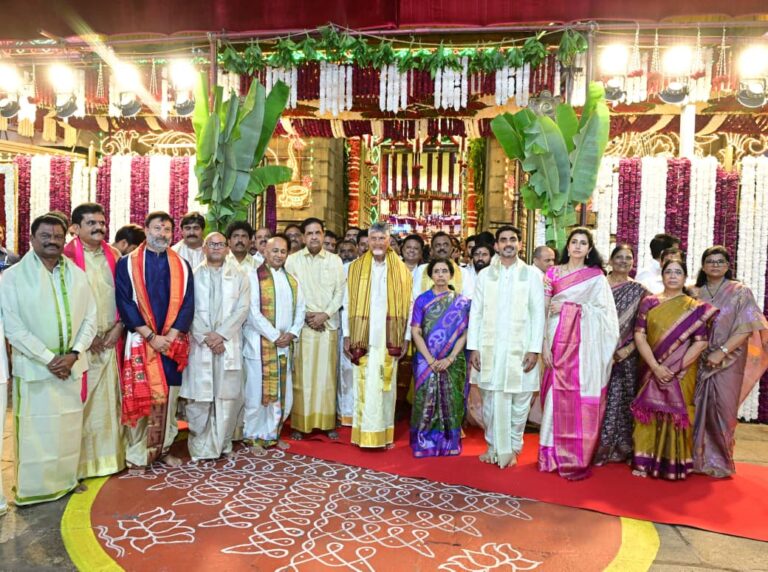 శ్రీవారికి పట్టువస్త్రాలు సమర్పించిన సీఎం చంద్రబాబు