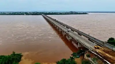ఉప్పొంగుతున్న గోదావరి.. రంగంలోకి ఎన్డీఆర్ఎఫ్ బృందాలు..! Surging Godavari Ndrf Teams Swing Into Action