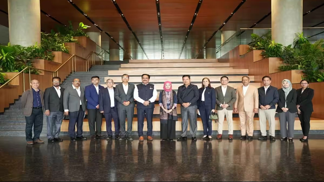 ఆయిల్ పామ్ రంగంలో సరికొత్త భాగస్వామ్యం.. గోద్రెజ్ గ్రూప్తో మలేషియా మంత్రి కీలక చర్చలు Godrej Industries Group Hosts High Level Malaysian Delegation To Explore Partnerships In Oil Palm And Innovation