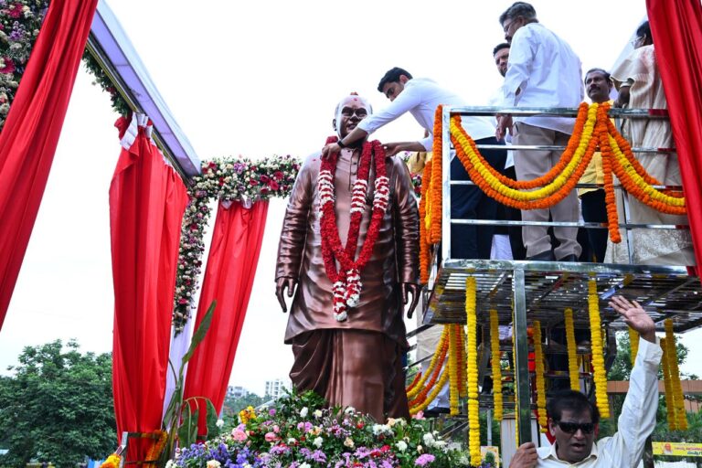 మాజీ ముఖ్యమంత్రి కొణిజేటి రోశయ్య విగ్రహాన్ని ఆవిష్కరించిన మంత్రి నారా లోకేష్