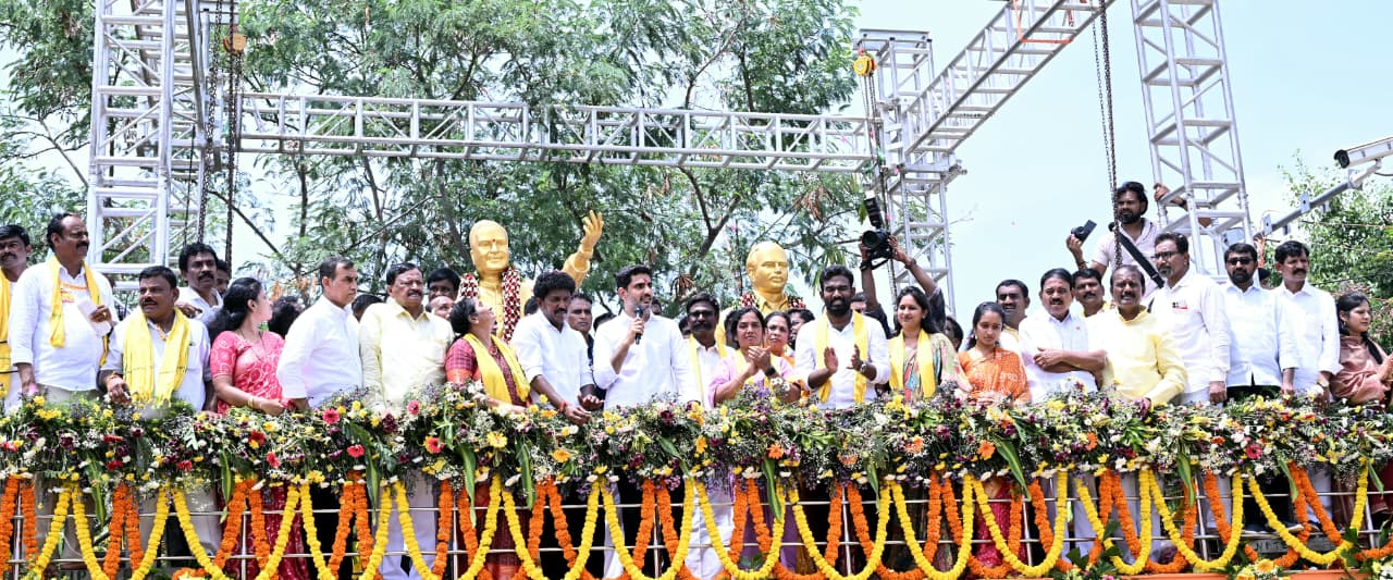 స్వర్గీయ ఎన్టీఆర్, పరిటాల రవి విగ్రహాలను ఆవిష్కరించడం అదృష్టంగా భావిస్తున్నా : మంత్రి లోకేష్ I Consider It A Privilege To Unveil The Statues Of The Late Ntr And Paritala Ravi Minister Lokesh