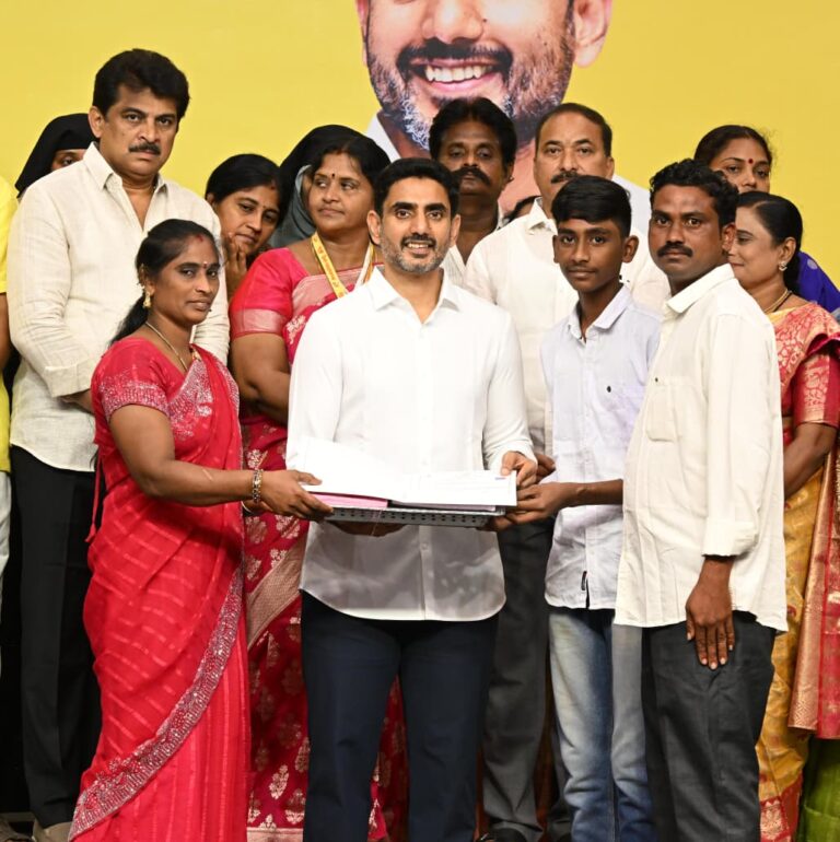 మంగళగిరిలో 372 మందికి ఇంటి పట్టాలు పంపిణీ : మంత్రి లోకేష్