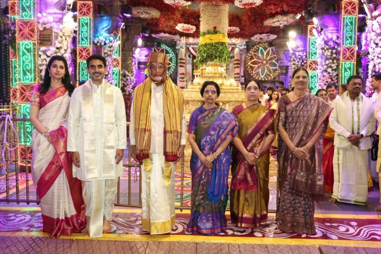 కుటుంబంతో కలిసి తిరుమల శ్రీవారి బ్రహ్మోత్సవాల్లో పాల్గొన్న మంత్రి లోకేష్