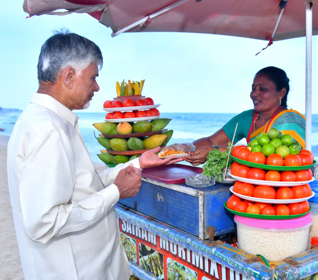విశాఖ ఆర్కే బీచ్లో స్వర్ణాంధ్ర- స్వచ్ఛాంధ్ర కార్యక్రమంలో పాల్గొన్న సీఎం చంద్రబాబు Visakhapatnam Cm Chandrababu Cleans Plastic Waste At Vizags Rk Beach