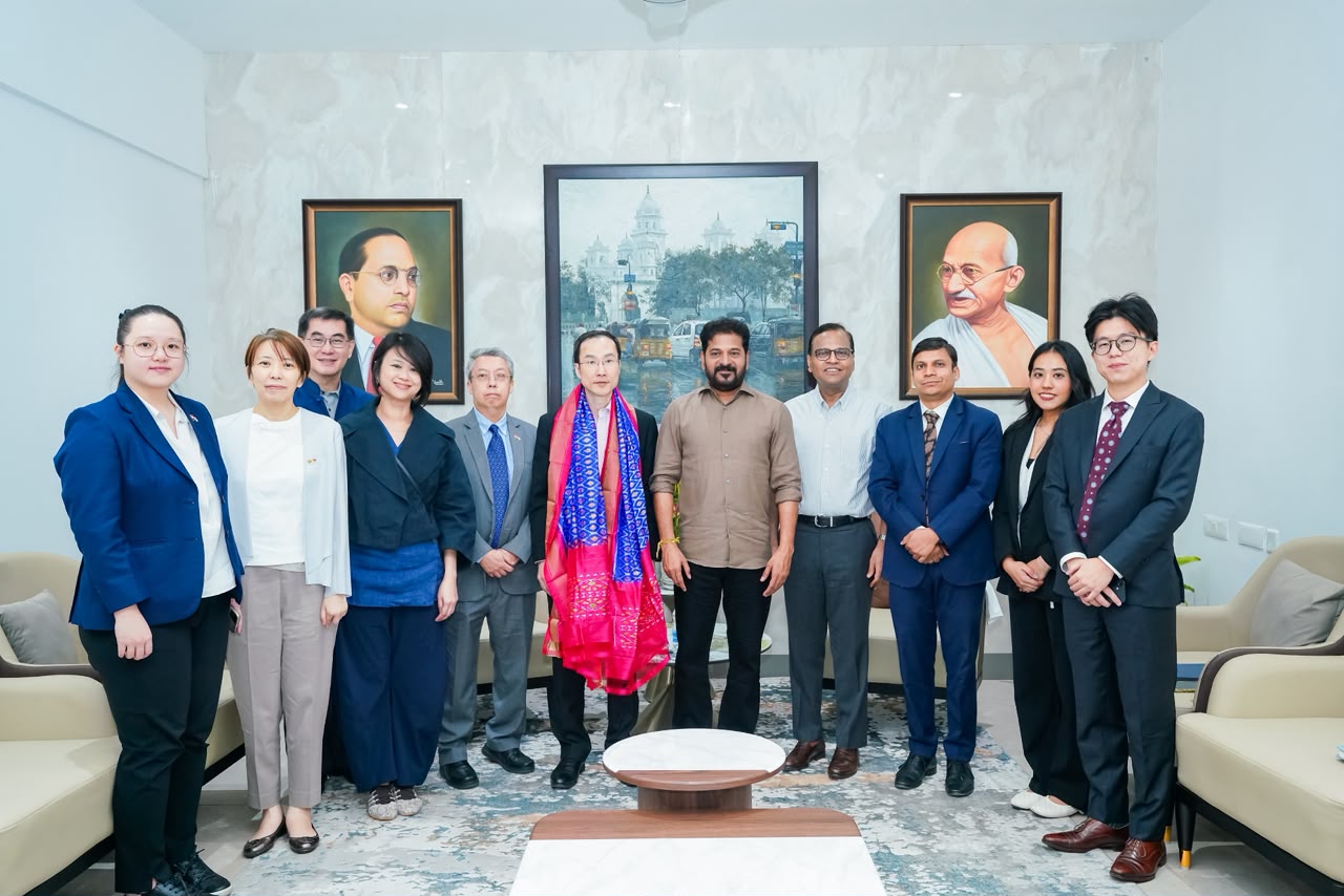 సీఎం రేవంత్ రెడ్డితో సింగపూర్ ప్రతినిధుల భేటీ Singapore Delegation Interest Semiconductor Industry Telangana Revanth Reddy