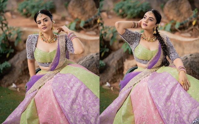Anchor Srimukhi Glamour With Festival