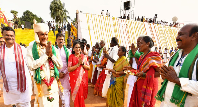 పోలవరం ఎడమ కాలువ ద్వారా అనకాపల్లి జిల్లాకు నీరు ఇస్తున్నందుకు సూచికగా పాయకరావుపేట వద్ద శిలాఫలకాన్ని ఆవిష్కరించిన సీఎం