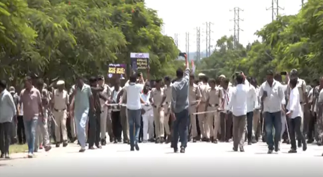 కేసీఆర్ ఫాంహౌస్ ముట్టడి … ఎర్రవల్లిలో తీవ్ర ఉద్రిక్తత Tension In Erravalli