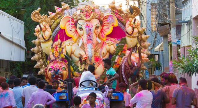 వినాయక చవితి సందడి.. పార్టీల ఓట్ల వేట! Vinayaka Chavithi Festivities Parties On A Vote Hunting Spree