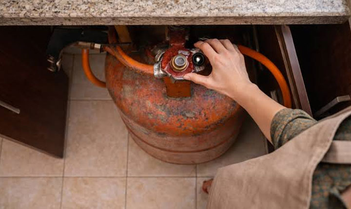 Kitchen Tips: మీ ఎల్పిజి గ్యాస్ పైపు సేఫ్గానే ఉందా.. Kitchen Safety Tips Is Your Lpg Gas Pipe Safe Check These Crucial Guidelines