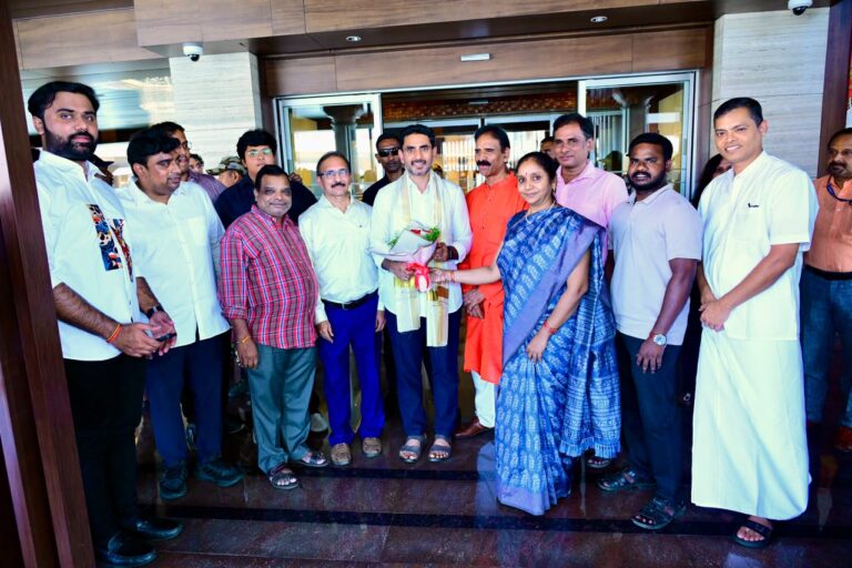 కొచ్చిలో నారా లోకేశ్ కు ఆత్మీయ స్వాగతం పలికిన తెలుగు ప్రజలు