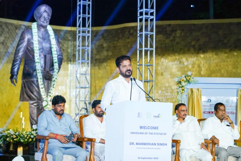 మాజీ ప్రధాని డాక్టర్ మన్మోహన్ సింగ్ విగ్రహాన్ని ఆవిష్కరించిన సీఎం రేవంత్ రెడ్డి
