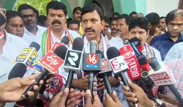 పుష్కరాల నాటికి ..బాసర నుంచి భద్రాచలం వరకు : మంత్రి పొంగులేటి Khammam Minister Ponguleti Visits Bhadrachalam Temple