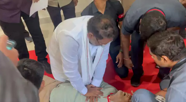 కుప్పకూలిన ఐఏఎస్ పీఎస్ .. సీపీఆర్ చేసిన మంత్రి వాకిటి శ్రీహరి Hyderabad Minister Vakiti Srihari Performed Cpr