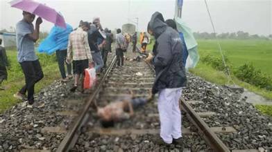 శ్రీకాకుళం జిల్లాలో విషాదం Srikakulam Four Killed After Being Hit By A Train In Srikakulam District
