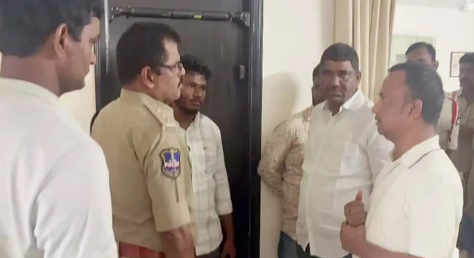 బీఆర్ఎస్ ఎమ్మెల్సీల అరెస్టు.. పతాకస్థాయికి పోరు! Brs Mlcs Tata Madhu Naveen Kumar Reddy Arrested