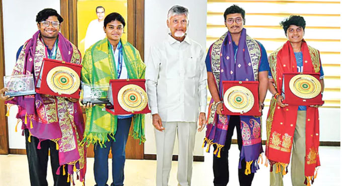 ఆసియా క్రీడల్లో పతక విజేతలతో సీఎం చంద్రబాబు Cm Chandrababu With Asian Games Medal Winners