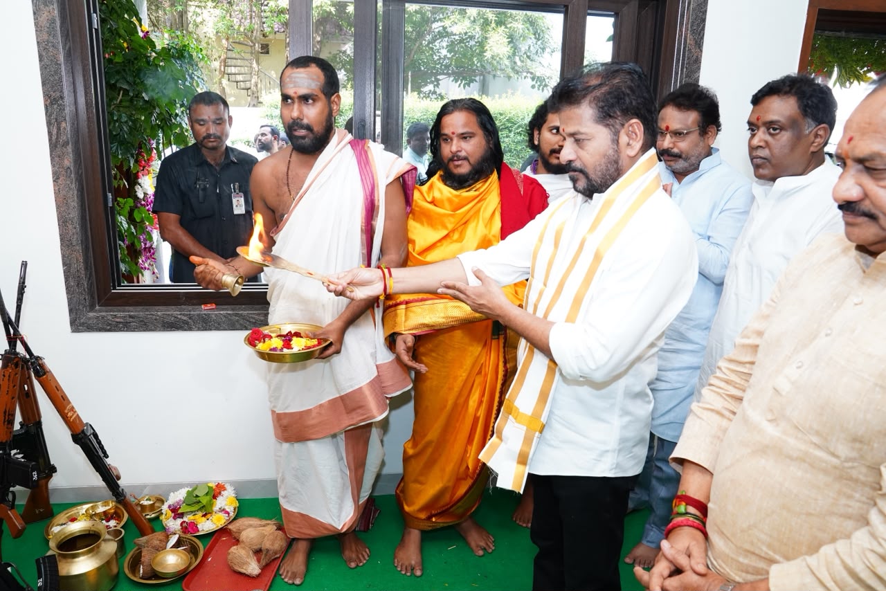 విజయదశమి శుభవేళ ఆయుధ పూజ నిర్వహించిన సీఎం రేవంత్ రెడ్డి Cm Revanth Reddy Performs Ayudha Puja On The Auspicious Occasion Of Vijayadashami