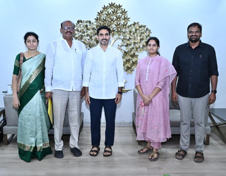 మంత్రి లోకేష్ ను కలిసిన యువ చెస్ క్రీడాకారిణి చల్లా నిహారిక
