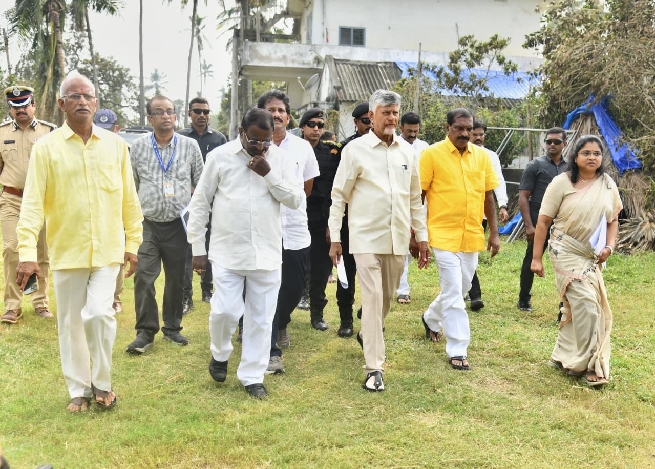 బాధితులను అన్ని విధాలా ఆదుకుంటాం : సీఎం చంద్రబాబు West Godavari Chandrababu Visit To West Godavari District
