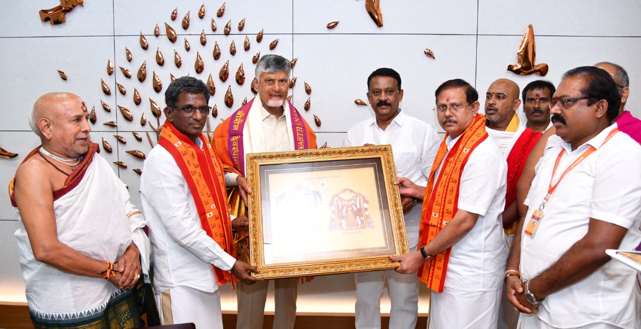 శ్రీశైలంలో దేవీ శరన్నవరాత్రి మహోత్సవాలకు సీఎం చంద్రబాబు కు ఆహ్వానం Cm Chandrababu Invited To The Devi Sharannavaratri Celebrations At Srisailam