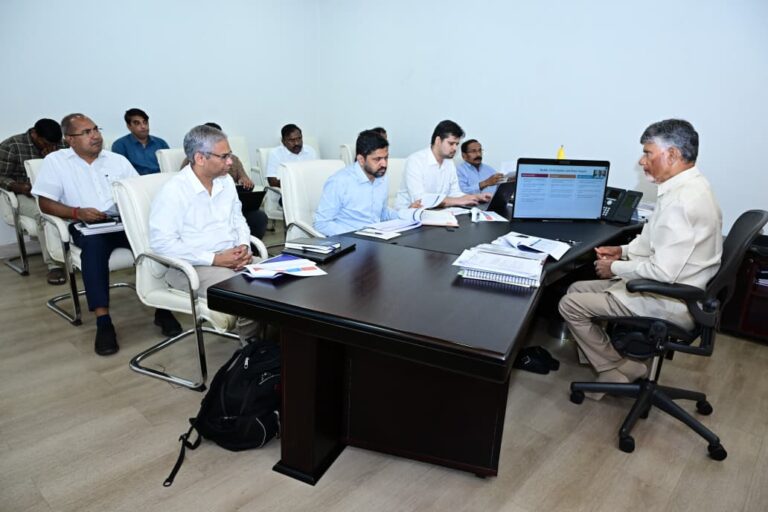 ఆర్నబ్ తుపాను హెచ్చరికల నేపథ్యంలో క్యాంపు కార్యాలయం లో ముఖ్యమంత్రి చంద్రబాబు అధికారులతో సమీక్ష