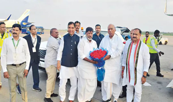 రెండు ఎమ్మెల్సీ స్థానాలు గెలవాలి : నేతలకు ఖర్గే నిర్దేశం Must Win Two Mlc Seats Kharge Directs Leaders