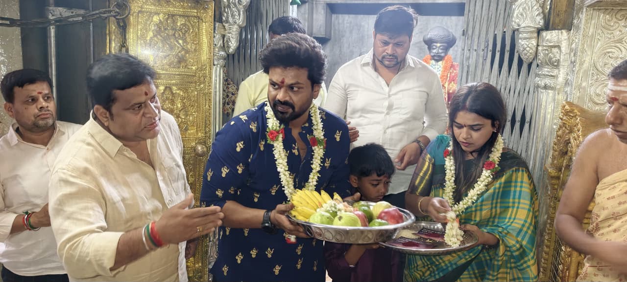 మైసూరు శ్రీ చాముండేశ్వరి అమ్మవారిని దర్శించుకున్న ‘రాకింగ్’ మంచు మనోజ్, సతీమణి భూమా మౌనిక మంచు Rocking Manchu Manoj And His Wife Bhuma Mounika Manchu Visited Goddess Sri Chamundeshwari In Mysuru