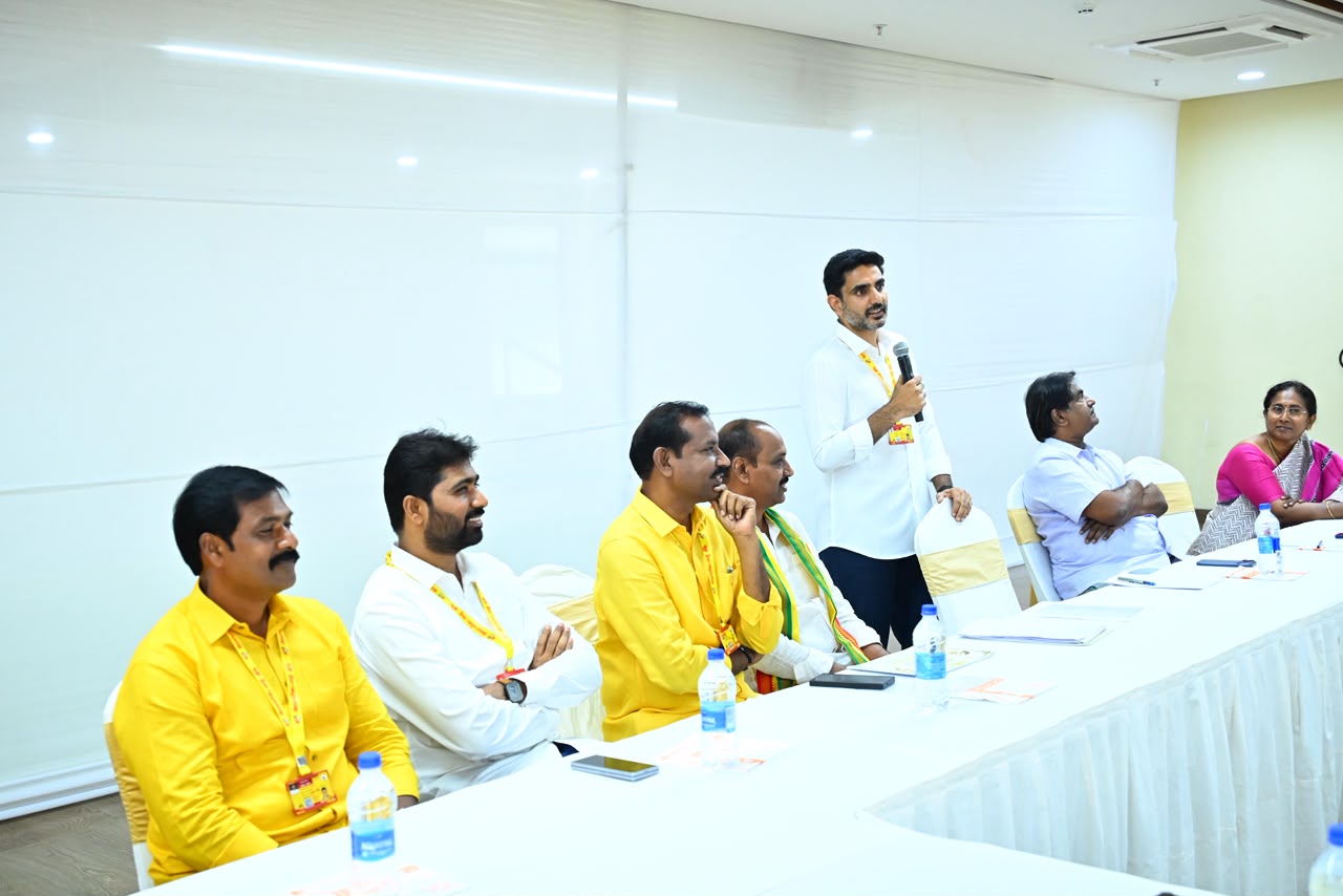 Chmdrabaabu Gaarini Aadarshmgaa Teesukoni Prati Naayakudu Panicheyaali Tidipi Trainimg Risors Parsansto Paartee Varkimg Presidemt Naaraa Lokesh Meet Amd Greet