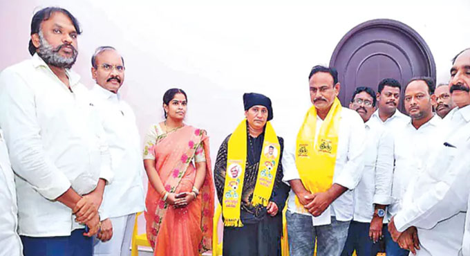 చిలకలూరిపేటలో వైసీపీకి బిగ్ షాక్ Ysrcp Chairperson Candidate Joins Tdp