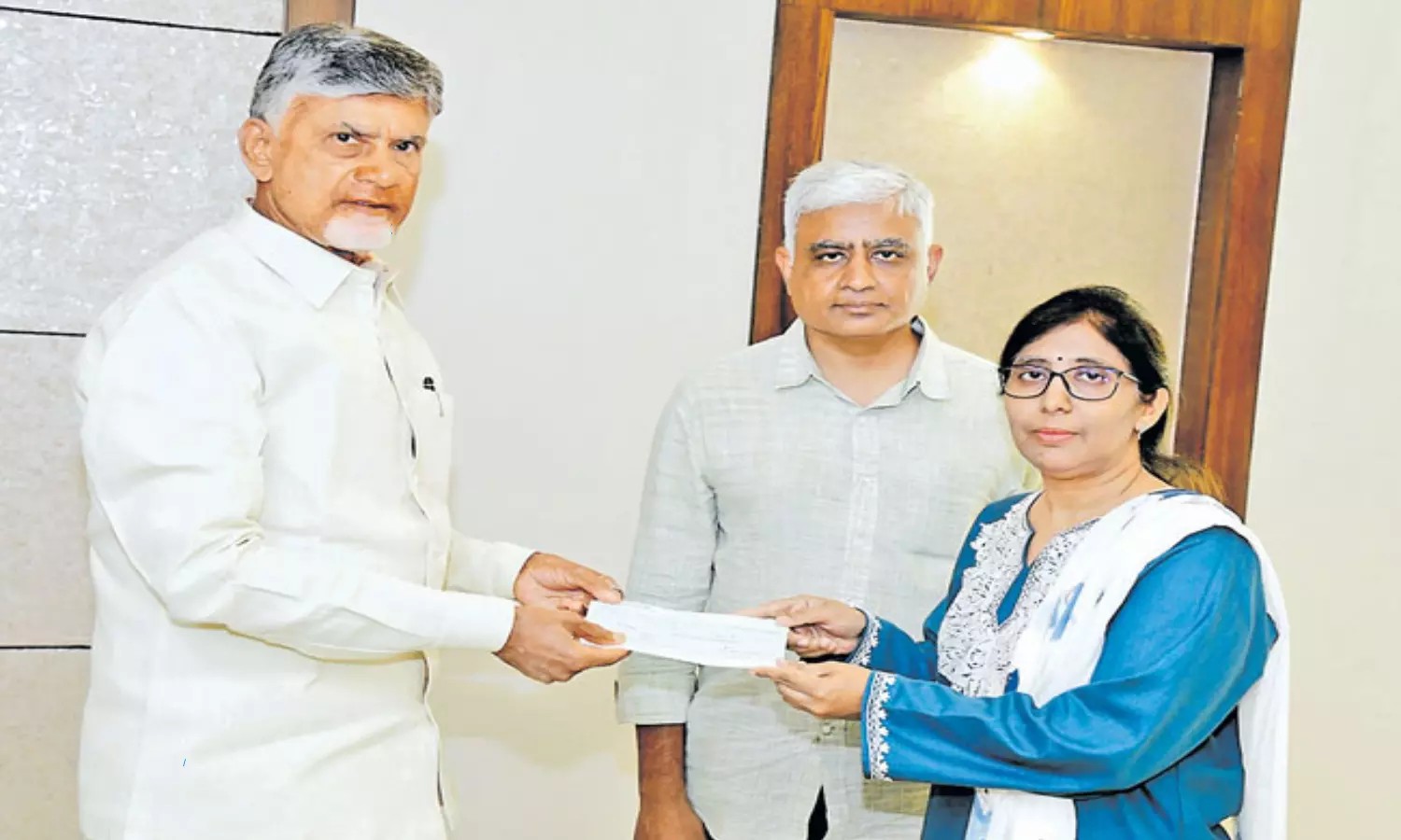 సీఎం చంద్రబాబుతో వైఎస్ సునీత దంపతుల భేటీ..! Ys Sunitha And Her Husband Meet Cm Chandrababu 2
