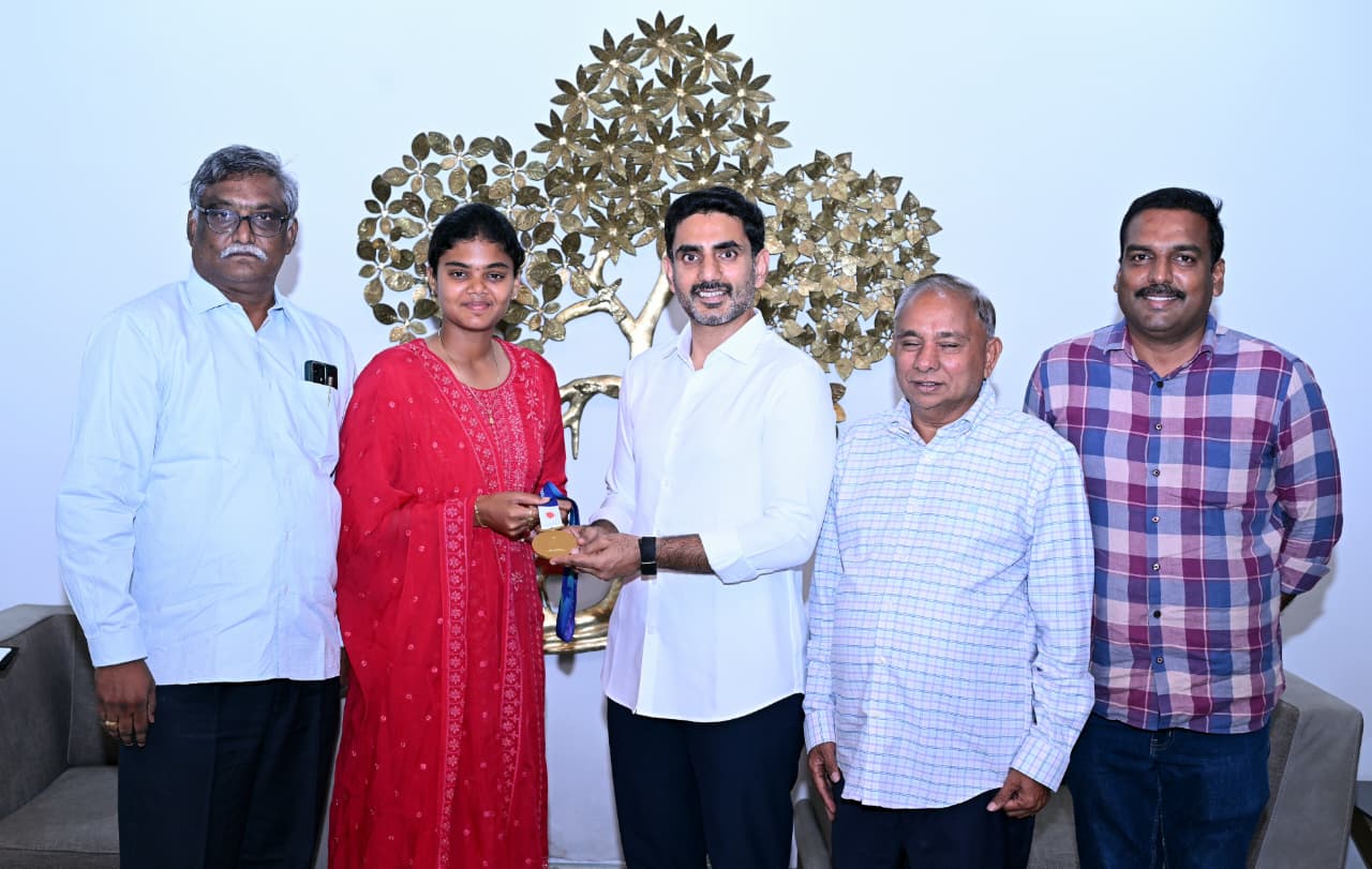 Archer Vennam Jyothi Surekha Meets Minister Nara Lokesh Asian Games