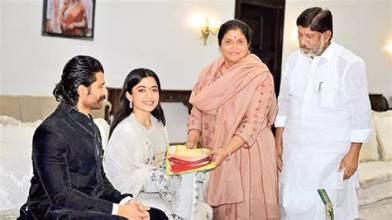 విజయ్, రష్మికలకు భట్టి దంపతుల దసరా కానుక Dasara Gift From The Bhatti Couple To Vijay And Rashmika