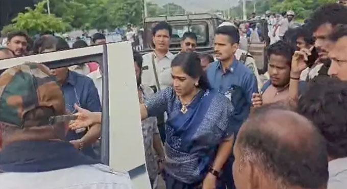 మరోసారి మానవత్వం చాటుకున్న హోం మంత్రి  అనిత