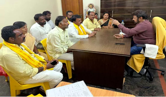 టీడీపీ అభ్యర్థులను అఖండ మెజార్టీతో గెలిపిద్దాం : ఎమ్మెల్యే బాలకృష్ణ Anantapur Balakrishna Calls For Ensuring The Victory Of Tdp Candidates With An Overwhelming Majority