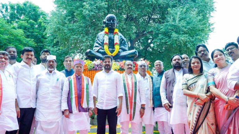 బాపూ ఘాట్ వద్ద గవర్నర్,  సీఎం నివాళులు