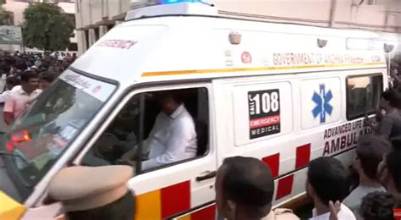ఉన్మాది దాడిలో గాయపడిన విద్యార్థిని బెంగళూరు తరలింపు Anantapur Girl Seriously Injured In Raptadu Incident Shifted To Bengaluru Hospital